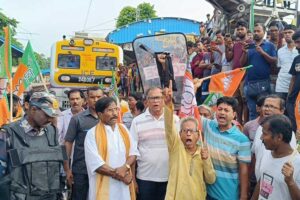বন্‌ধের সকালে রেল পরিষেবায় ব্যাঘাত, বেলা বাড়ার সঙ্গে সঙ্গে স্বাভাবিক হয় ট্রেন চলাচল