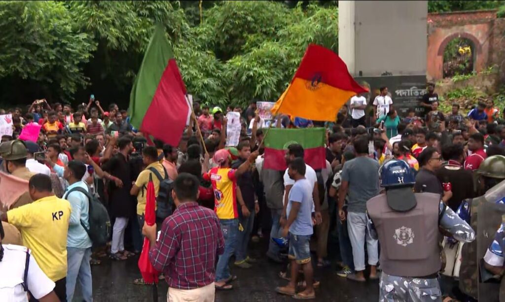 নজিরবিহীন প্রতিবাদ: আর জি কর কাণ্ডে বিচারের দাবিতে ইস্টবেঙ্গল ও মোহনবাগান সমর্থকদের ঐক্য