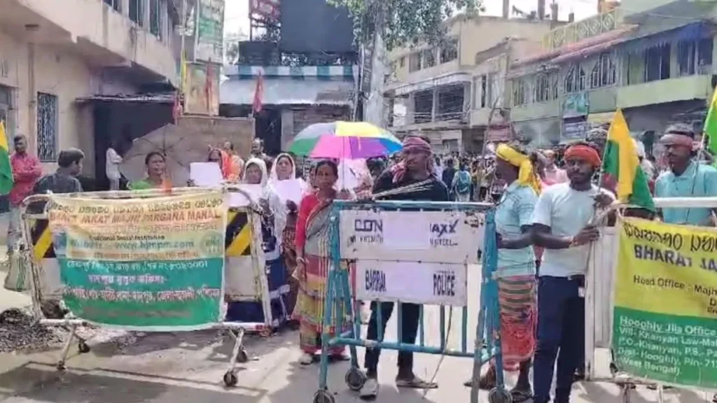 হাতে তির-ধনুক! আরজি কর কাণ্ডের প্রতিবাদে পথে আদিবাসী সংগঠন