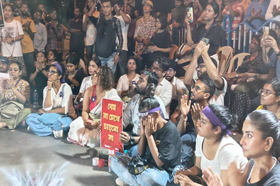 ধর্মতলার সমাবেশে তারকাদের প্রতিবাদ: রাতভর ধর্নার সিদ্ধান্ত কেন?