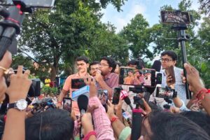 জুনিয়র চিকিৎসকদের অবস্থান: দাবি না মানা হলে চলবে আন্দোলন