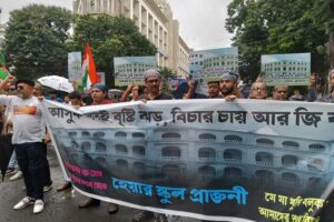 বৃষ্টির মধ্যে প্রতিবাদ: আরজি কর-কাণ্ডের বিরুদ্ধে নার্স ও প্রাক্তন সেনাকর্মীদের মিছিল