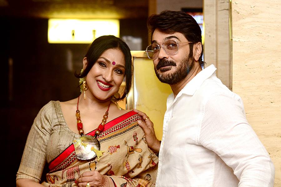 প্রসেনজিতের সঙ্গে আবারও জুটিতে, নিজের হাতে নায়ককে ইলিশ-চিংড়ি রেঁধে খাওয়াবেন ঋতুপর্ণা