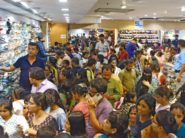 কলকাতায় পুজোর কেনাকাটায় উৎসবের আমেজ—আজ ও কাল ব্যাপক বিক্রির প্রত্যাশা