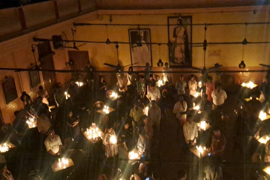 আড্ডার বদলে প্রতিবাদ: কফি হাউসের টেবিলে জ্বলল মোমবাতি, বাজল প্রতিবাদের সুর