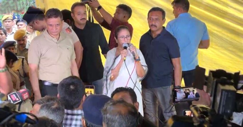 মুখ্যমন্ত্রীর আচমকা আগমন: জুনিয়র ডাক্তারদের আন্দোলনে সমবেদনা জানালেন মমতা