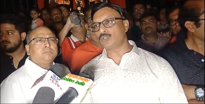 "চন্দননগরে আলোহীন জগদ্ধাত্রী পুজো: প্রতিবাদে বন্ধ মণ্ডপের আলোকসজ্জা"