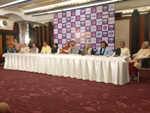 স্বর সম্রাট উৎসবে সুরের রাজত্ব, এক মঞ্চে উস্তাদ আমজাদ আলি খান ও পন্ডিত স্বপ্নন চৌধুরী ১২ বছরে পা দিল দেশের অন্যতম প্রধান রাগ-সঙ্গীত উৎসব স্বর সম্রাট ফেস্টিভ্যাল। এই সুরের মহোৎসব প্রতি বছরই শিল্প-সংস্কৃতিপ্রেমীদের মধ্যে এক অন্যরকম উত্তেজনার সঞ্চার করে। এবারে ১৪ এবং ১৫ ডিসেম্বর কলকাতার নজরুল মঞ্চ সাক্ষী থাকবে এক ঐতিহাসিক মূহূর্তের। প্রায় ৪০ বছর পর একই মঞ্চে সরোদ সম্রাট উস্তাদ আমজাদ আলি খান এবং প্রখ্যাত তবলাশিল্পী পন্ডিত স্বপ্নন চৌধুরী তাঁদের শিল্পকর্মে মুগ্ধ করবেন দর্শকদের। এটি নিঃসন্দেহে কলকাতার জন্য এক চিরস্মরণীয় অভিজ্ঞতা হতে চলেছে। এবারে উৎসবের অন্যতম প্রধান আকর্ষণ উস্তাদ আমজাদ আলি খানকে স্বরসম্রাট জীবনকৃতি সম্মানে ভূষিত করা হবে। তাঁর অসামান্য অবদান রাগ-সঙ্গীতের জগতে নতুন মাত্রা এনে দিয়েছে। তেজেন্দ্র নারায়ণের নিবেদন উৎসবটির প্রধান আয়োজক প্রখ্যাত সরোদশিল্পী পন্ডিত তেজেন্দ্র নারায়ণ মজুমদার ও তাঁর পরিবার। শ্রী রঞ্জনী ফাউন্ডেশনের তত্ত্বাবধানে অনুষ্ঠিত এই ফেস্টিভ্যালের নাম রাখা হয়েছে তেজেন্দ্র নারায়ণের গুরু স্বরসম্রাট আলি আকবর খান-এর নামানুসারে। তেজেন্দ্র নারায়ণের মতে, “আলি আকবর খানের মতো মাপের শিল্পী পৃথিবীতে বিরল। তাঁর স্মরণে এই উৎসব আমার গুরুপ্রণাম। এ উৎসব শুধু কিংবদন্তি শিল্পীদের নিয়ে আয়োজন করে না, নতুন প্রজন্মের প্রতিভাকেও তুলে ধরে। তরুণদের মধ্যে থেকেই আগামী দিনের শিল্পী তৈরি হবে, এই আমার বিশ্বাস।” তারকাসমৃদ্ধ দুই দিনের উৎসব দুই দিনের এই ফেস্টিভ্যালে শোনা যাবে দেশ-বিদেশের খ্যাতনামা শিল্পীদের সুরের মূর্ছনা। উল্লেখযোগ্য অংশগ্রহণকারীদের মধ্যে আছেন: পন্ডিত সাজন মিশ্র ও স্বর্ণেশ মিশ্র (কণ্ঠসঙ্গীত) পন্ডিত কুমার বোস (তবলা) পন্ডিত শ্রীনিবাস জোশী ও ভিরাজ জোশী (কণ্ঠসঙ্গীত) মালবিকা সারুক্কাই (ভারতনাট্যম) পন্ডিত দেবাশিস ভট্টাচার্য (গিটার) শুভেন্দ্র রাও (সেতার) এছাড়াও উৎসবের উদ্বোধনী সাংবাদিক সম্মেলন জমে উঠেছিল বিক্রম ঘোষ, তন্ময় বোস, জয় গোস্বামী, অলকানন্দা রায়, শ্রীকান্ত আচার্যের মতো বিশিষ্ট ব্যক্তিত্বদের উপস্থিতিতে। রাগ-সঙ্গীতের উষ্ণতায় শীতের কলকাতা শীতের ঠান্ডা হাওয়া আর তার সঙ্গে সুরের মাদকতা—এ যেন এক অনন্য যুগলবন্দি। স্বর সম্রাট ফেস্টিভ্যাল শুধু এক উৎসব নয়, এটি কলকাতার সংস্কৃতির সঙ্গে গভীরভাবে মিশে থাকা এক আবেগ। এবারের উৎসবও সেই আবেগকে আরও উঁচুতে নিয়ে যাবে, এমনই আশা করছেন সঙ্গীতপ্রেমীরা।