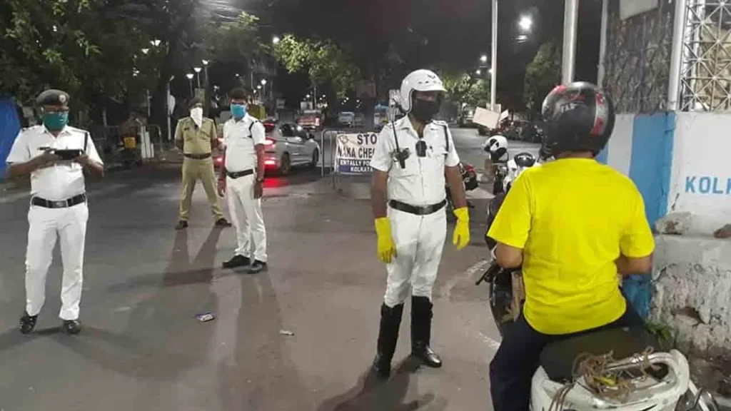শীতের রাতে কড়া নজরদারি: কলকাতায় নাকা চেকিং অভিযানে পুলিশের বিশেষ ব্যবস্থা