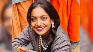 মহাকুম্ভের ভাইরাল কন্যে এবার বলিউডে! মোনালিসার স্বপ্ন পূরণ