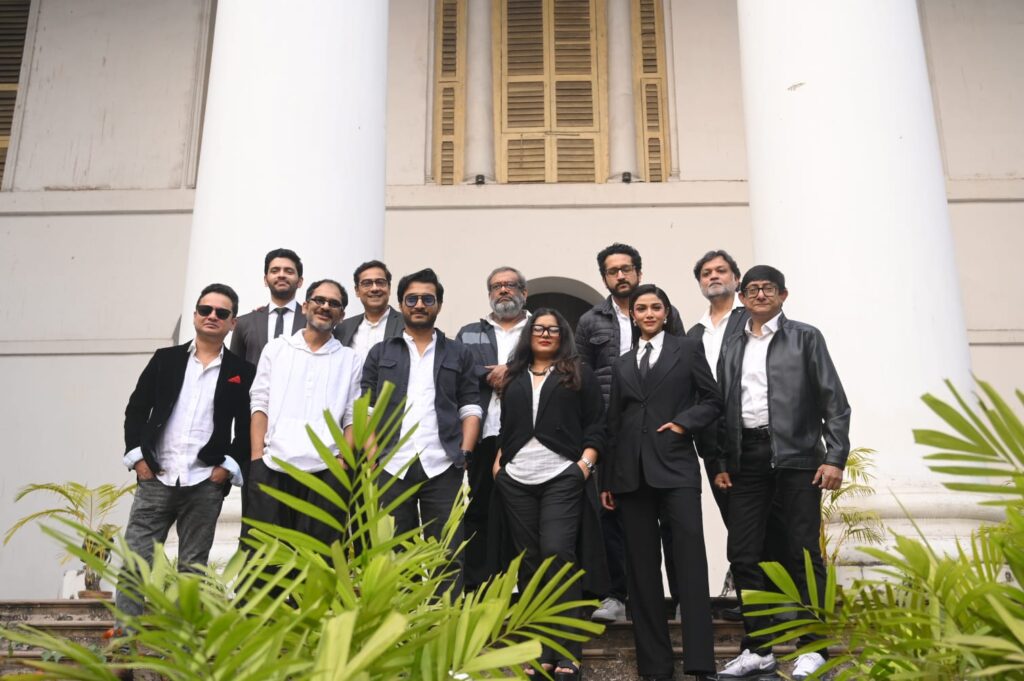 সৃজিত মুখার্জির নতুন ছবি ‘সত্যি বলে সত্যি কিছু নেই’-এর ট্রেলার লঞ্চ হয়েছে। এই বহুল প্রতীক্ষিত ছবিটি মুক্তি পাবে ২৩ জানুয়ারি ২০২৫-এ।