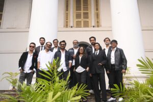 সৃজিত মুখার্জির নতুন ছবি ‘সত্যি বলে সত্যি কিছু নেই’-এর ট্রেলার লঞ্চ হয়েছে। এই বহুল প্রতীক্ষিত ছবিটি মুক্তি পাবে ২৩ জানুয়ারি ২০২৫-এ।