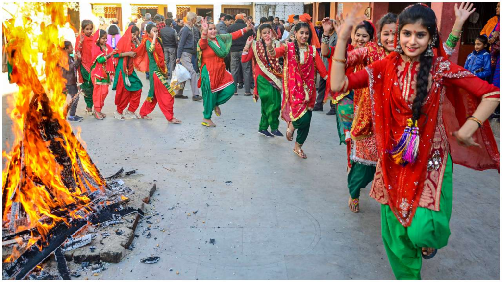 আজ লোহরি উৎসব: শীতকালীন সূর্যাস্তের দিনকে উদযাপনের একটি ঐতিহ্যবাহী উৎসব