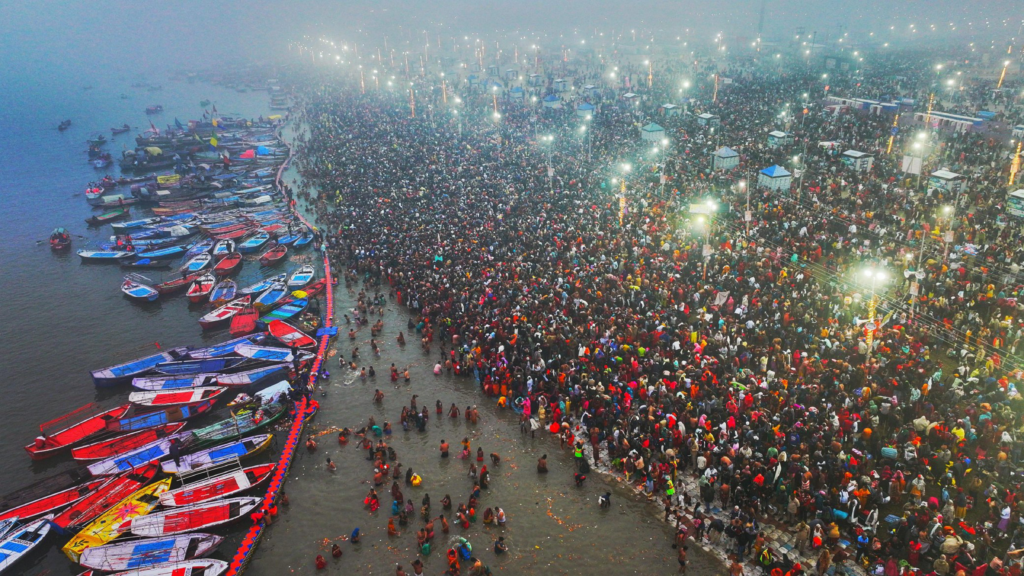 প্রয়াগরাজে মহাকুম্ভ ২০২৫-এ ৬০ লাখ ভক্তের পবিত্র স্নান দেখুন। বিশাল ভিড়ের ড্রোন ফুটেজ এবং নিরাপত্তা ব্যবস্থা নিয়ে জানুন, যেখানে আধ্যাত্মিকতা ও আধুনিক প্রযুক্তির সমন্বয় ঘটেছে এই ঐতিহাসিক ধর্মীয় সমাবেশে।






