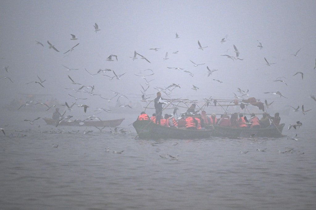 প্রয়াগরাজে মহাকুম্ভ ২০২৫-এ ৬০ লাখ ভক্তের পবিত্র স্নান দেখুন। বিশাল ভিড়ের ড্রোন ফুটেজ এবং নিরাপত্তা ব্যবস্থা নিয়ে জানুন, যেখানে আধ্যাত্মিকতা ও আধুনিক প্রযুক্তির সমন্বয় ঘটেছে এই ঐতিহাসিক ধর্মীয় সমাবেশে।






