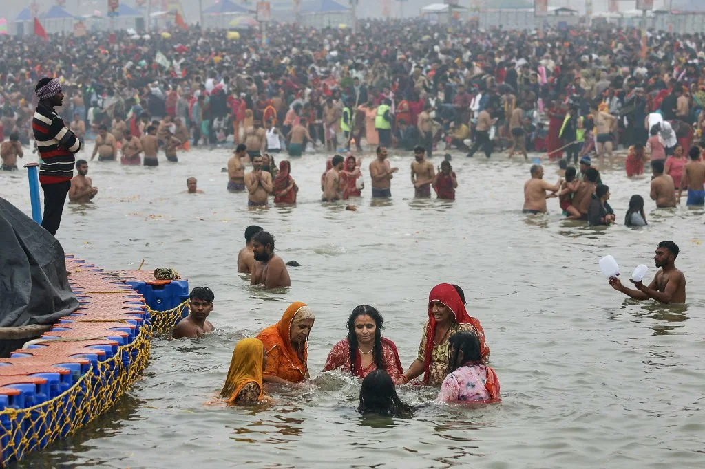 প্রয়াগরাজে মহাকুম্ভ ২০২৫-এ ৬০ লাখ ভক্তের পবিত্র স্নান দেখুন। বিশাল ভিড়ের ড্রোন ফুটেজ এবং নিরাপত্তা ব্যবস্থা নিয়ে জানুন, যেখানে আধ্যাত্মিকতা ও আধুনিক প্রযুক্তির সমন্বয় ঘটেছে এই ঐতিহাসিক ধর্মীয় সমাবেশে।






