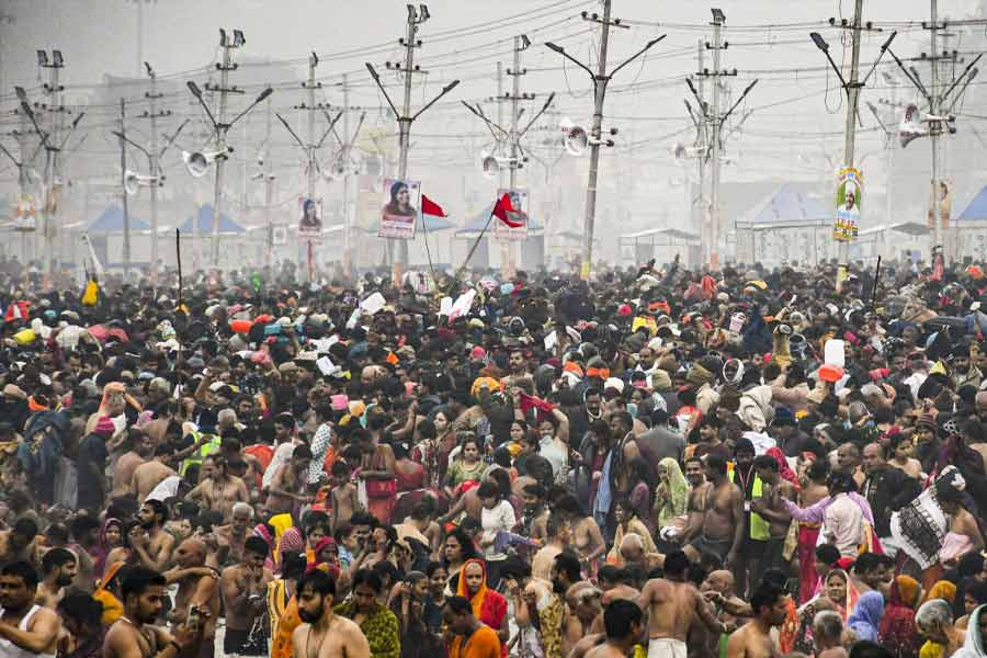 "মহাকুম্ভ মেলায় বিচিত্র নামে সাধুদের আগমন: 'অ্যাম্বাসাডর বাবা' থেকে 'ছোটু বাবা' পর্যন্ত"