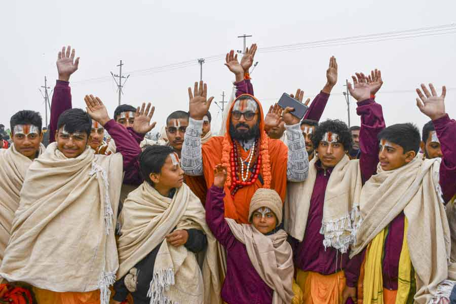 "মহাকুম্ভ মেলায় বিচিত্র নামে সাধুদের আগমন: 'অ্যাম্বাসাডর বাবা' থেকে 'ছোটু বাবা' পর্যন্ত"