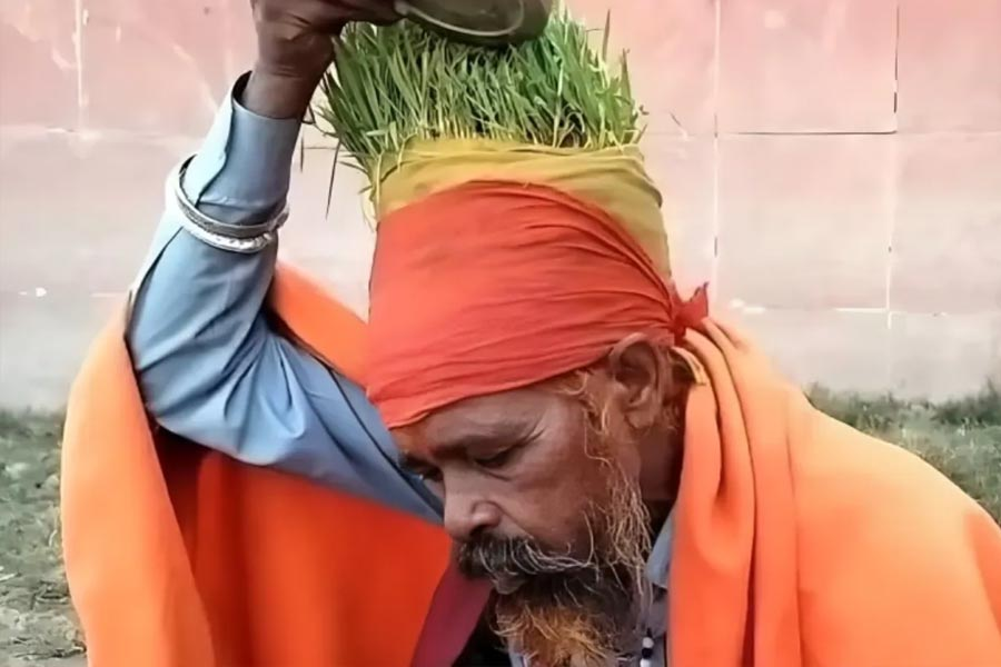 "মহাকুম্ভ মেলায় বিচিত্র নামে সাধুদের আগমন: 'অ্যাম্বাসাডর বাবা' থেকে 'ছোটু বাবা' পর্যন্ত"