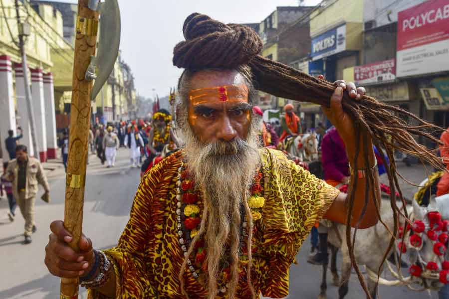 "মহাকুম্ভ মেলায় বিচিত্র নামে সাধুদের আগমন: 'অ্যাম্বাসাডর বাবা' থেকে 'ছোটু বাবা' পর্যন্ত"