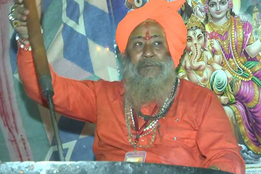 "মহাকুম্ভ মেলায় বিচিত্র নামে সাধুদের আগমন: 'অ্যাম্বাসাডর বাবা' থেকে 'ছোটু বাবা' পর্যন্ত"