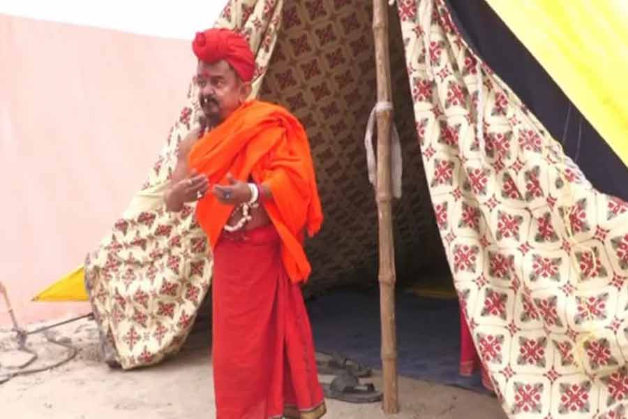 "মহাকুম্ভ মেলায় বিচিত্র নামে সাধুদের আগমন: 'অ্যাম্বাসাডর বাবা' থেকে 'ছোটু বাবা' পর্যন্ত"