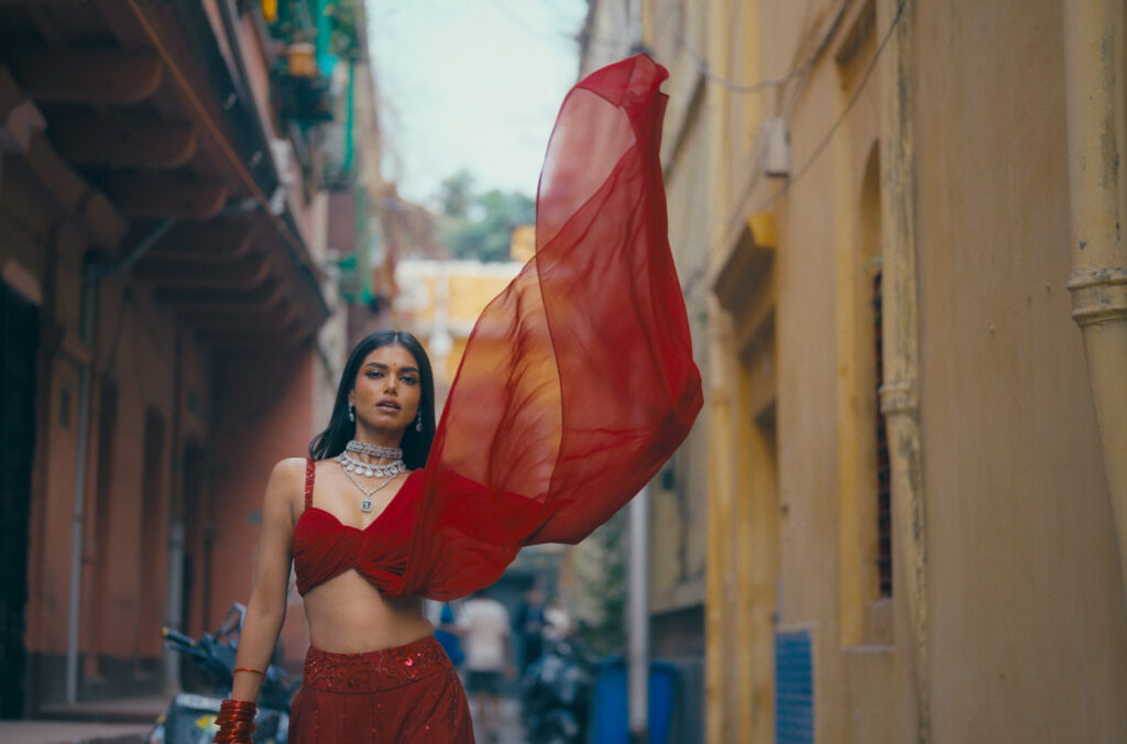 “আমি কাফি”: জ্যাকলিন ফার্নান্দেজের শক্তির এবং আত্মমর্যাদার উদযাপন, নারীদের জন্য এক শক্তিশালী অ্যানথেম
