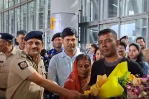 এভারেস্ট জয় করে ফিরলেন কলকাতা পুলিশের দেহরক্ষী, বিমানবন্দরে স্বাগত জানালেন পুলিশ কমিশনার নিজে