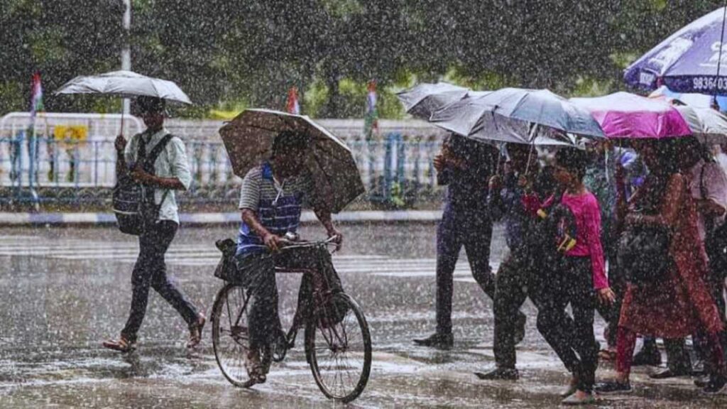 বঙ্গোপসাগরে নিম্নচাপের জেরে রাজ্যে ঝড়বৃষ্টি! দক্ষিণ ও উত্তরবঙ্গের একাধিক জেলায় জারি হল সতর্কতা