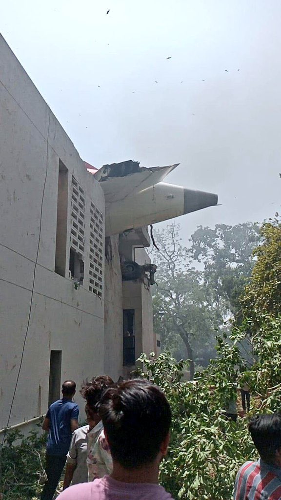 যাত্রীবাহী বিমান ভেঙে পড়ল আমেদাবাদে, চলছে উদ্ধারকাজ