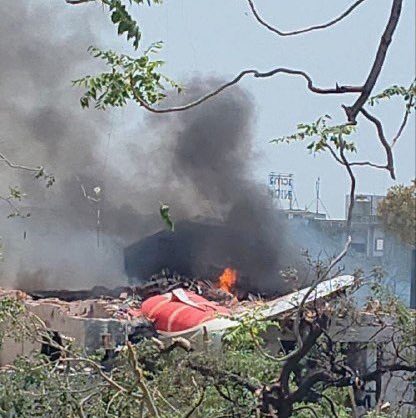 যাত্রীবাহী বিমান ভেঙে পড়ল আমেদাবাদে, চলছে উদ্ধারকাজ