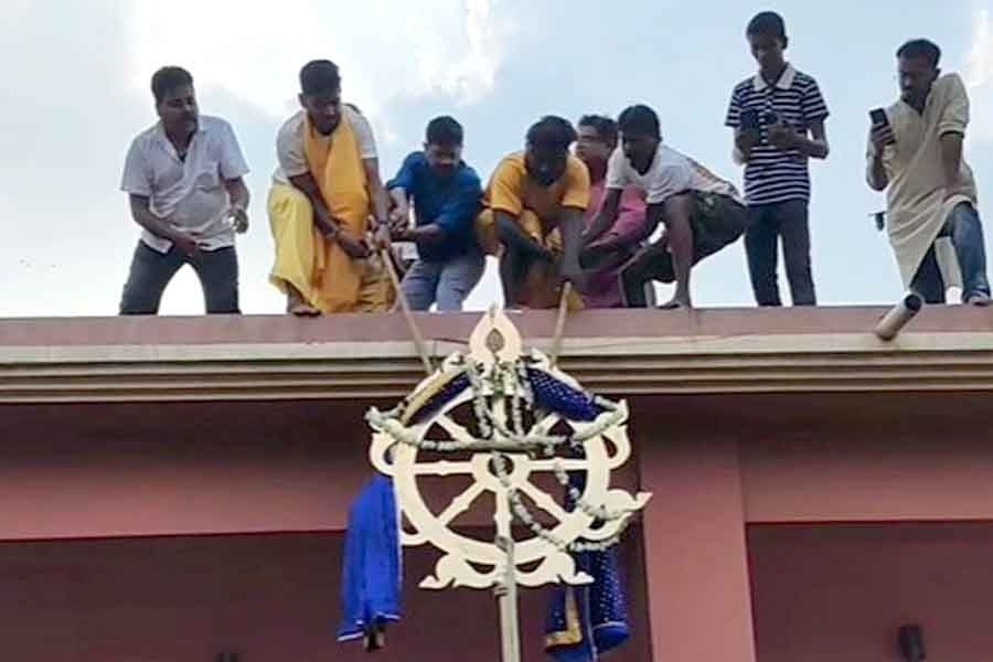মাহেশের জগন্নাথ মন্দিরের চূড়ায় বসলো পুরী থেকে আনা পবিত্র নীল চক্র