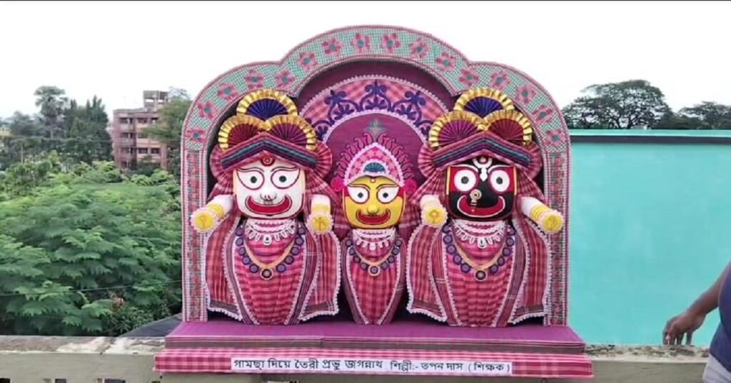 তাঁতের শাড়ি-গামছায় তৈরি জগন্নাথ মূর্তি! রথের আগেই পরিবেশ সচেতনায় অভিনব নজির বাংলার শিক্ষকের