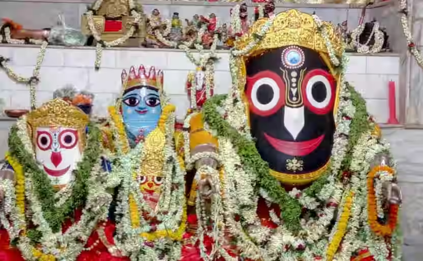 মাহেশের জগন্নাথ মন্দিরের চূড়ায় বসলো পুরী থেকে আনা পবিত্র নীল চক্র