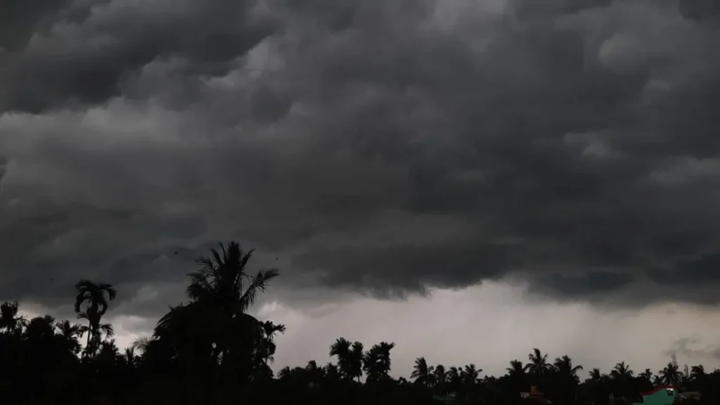 দক্ষিণবঙ্গে প্রবল বর্ষণের পূর্বাভাস, দুই জেলায় লাল সতর্কতা জারি – সমুদ্রও হবে উত্তাল