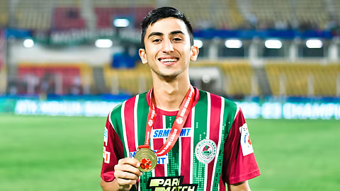 মোহনবাগানে ফিরলেন কিয়ান নাসিরি! ডার্বি হ্যাটট্রিক স্ট্রাইকারকে তিন বছরের জন্য সই করাল সবুজ-মেরুন