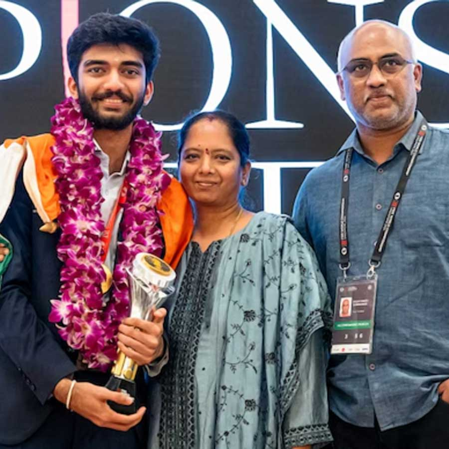 দাবার বিশ্বচ্যাম্পিয়ন গুকেশ: বাবার ত্যাগ, মায়ের সংগ্রাম আর ছেলের অদম্য ইচ্ছাশক্তির কাহিনি
