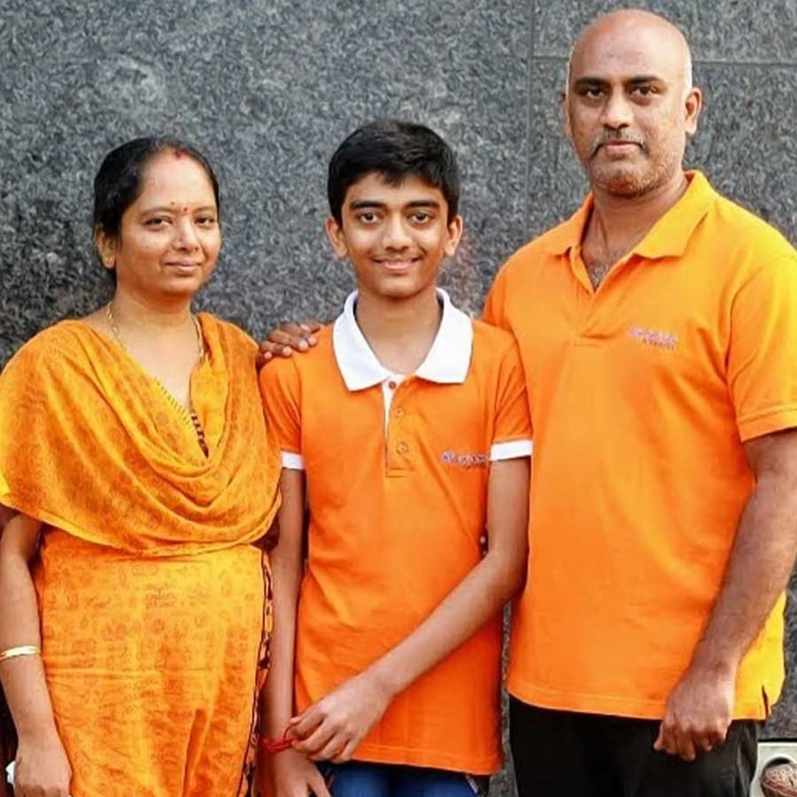 দাবার বিশ্বচ্যাম্পিয়ন গুকেশ: বাবার ত্যাগ, মায়ের সংগ্রাম আর ছেলের অদম্য ইচ্ছাশক্তির কাহিনি