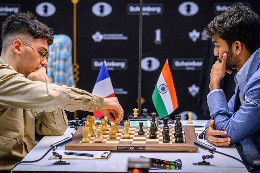 দাবার বিশ্বচ্যাম্পিয়ন গুকেশ: বাবার ত্যাগ, মায়ের সংগ্রাম আর ছেলের অদম্য ইচ্ছাশক্তির কাহিনি