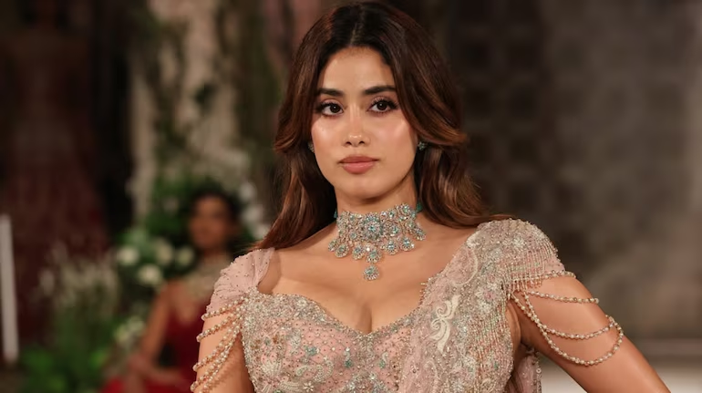 ‘ইন্ডিয়া কৌতুর উইক’-এর র্যাম্পে জাহ্নবী কাপুর, জয়ন্তী রেড্ডির শোস্টপার হয়ে মাতালেন সবাইকে