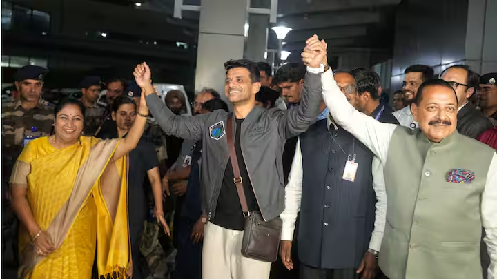 ‘ইয়ুঁ হি চলাচল রাহি…’, উড়ল তেরঙ্গা, বাঁধ ভাঙল আবেগ, দেশে ফিরলেন মহাকাশচারী শুভাংশু শুক্ল