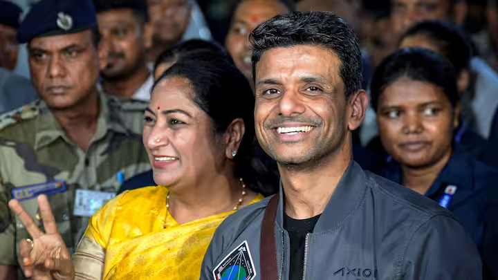 ‘ইয়ুঁ হি চলাচল রাহি…’, উড়ল তেরঙ্গা, বাঁধ ভাঙল আবেগ, দেশে ফিরলেন মহাকাশচারী শুভাংশু শুক্ল