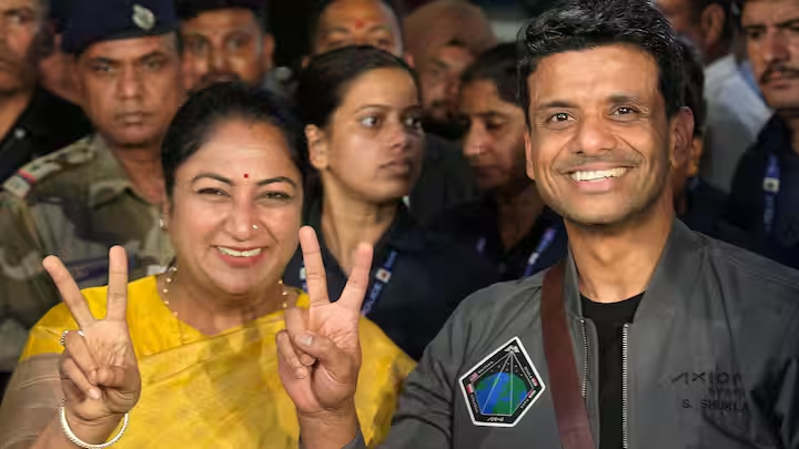 ‘ইয়ুঁ হি চলাচল রাহি…’, উড়ল তেরঙ্গা, বাঁধ ভাঙল আবেগ, দেশে ফিরলেন মহাকাশচারী শুভাংশু শুক্ল
