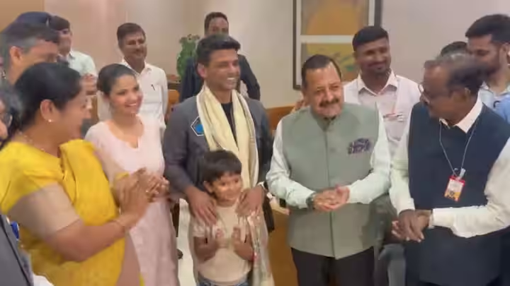 ‘ইয়ুঁ হি চলাচল রাহি…’, উড়ল তেরঙ্গা, বাঁধ ভাঙল আবেগ, দেশে ফিরলেন মহাকাশচারী শুভাংশু শুক্ল
