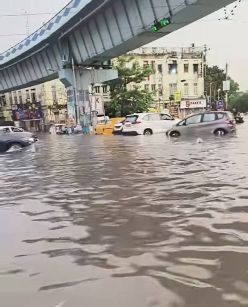 কলকাতায় প্রবল বৃষ্টিতে রাস্তায় জল জমে জলমগ্ন শহরের চিত্র