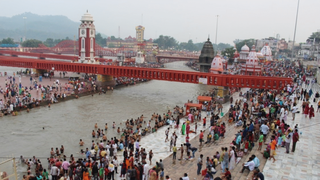 বাবা রামদেব ভক্তদের সঙ্গে আশ্রমে