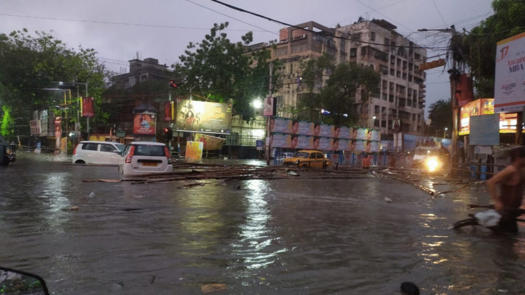 প্রবল বৃষ্টিতে কলকাতার প্রধান রাস্তায় জল জমার দৃশ্য