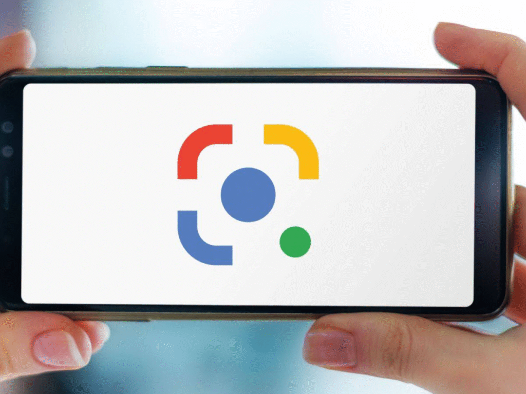 গুগল ফটোস স্মার্ট সাজেশন ফিচার দ্বারা ফটো সিলেক্ট করছে একজন ব্যবহারকারী