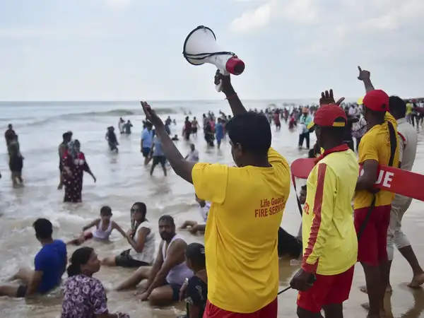 স্যাটেলাইট চিত্রে ধূসর ঘূর্ণাবর্তের মাঝে "মন্থা"র ভয়ংকর রূপ