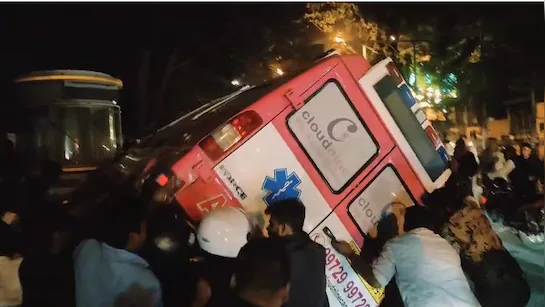 উদ্ধার দল JCB দিয়ে বাস ভেঙে আটকে থাকা যাত্রীদের বের করে আনছে